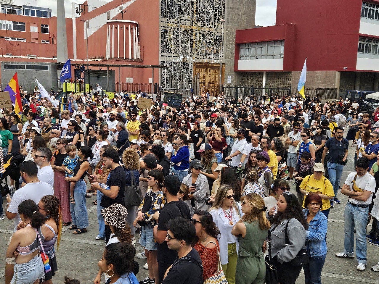 Miles de personas salen a la calle en Canarias para manifestarse por el derecho a la vivienda Miles de personas salen a la calle en Canarias para manifestarse por el derecho a la vivienda