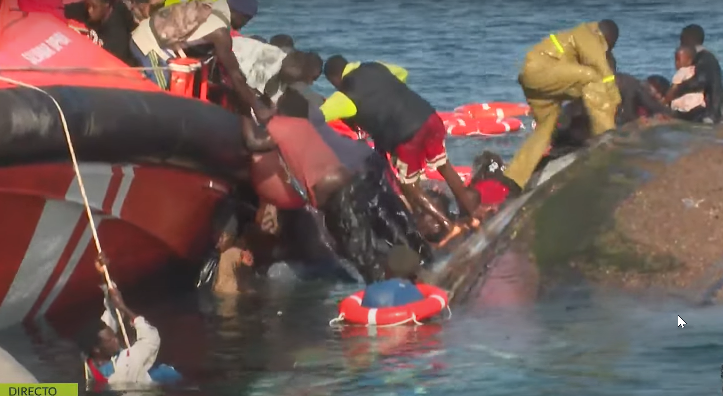 Vuelca un cayuco con un centenar de migrantes a bordo en El Hierro y fallecen dos mujeres Vuelca un cayuco con un centenar de migrantes a bordo en El Hierro y fallecen dos mujeres